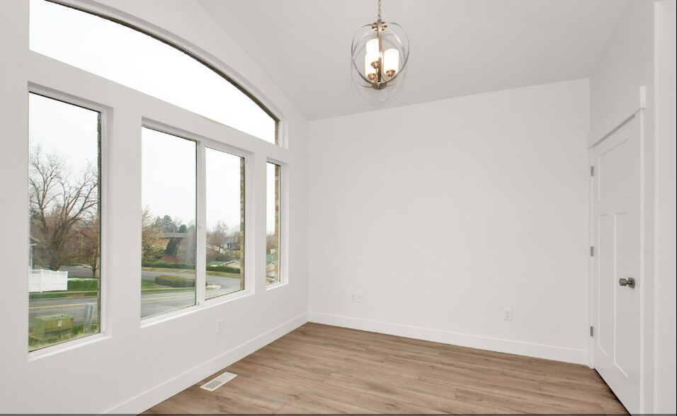 Building Photo - 1511 Lakeview Dr