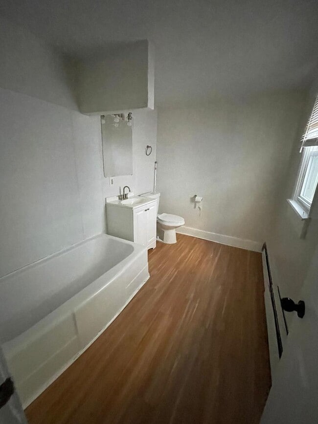 Building Photo - Cozy 2 bedroom 1 bathroom house with off-street parking