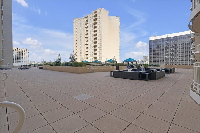 Building Photo - 3225 Turtle Creek Blvd Blvd