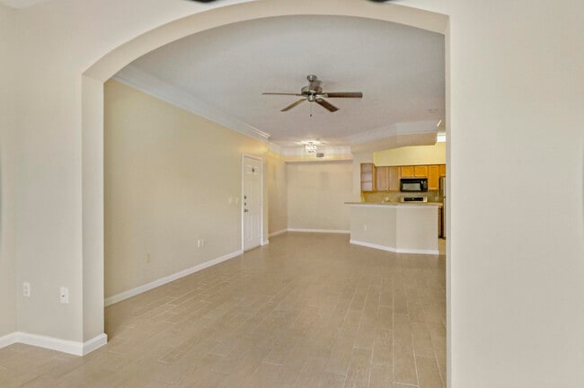 Building Photo - 3205 Myrtlewood Cir E