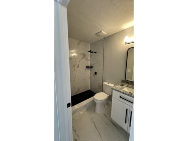 Building Photo - 2 bedroom 2 Bath Newly Upgraded! Available...