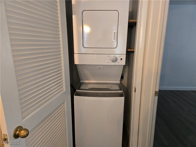 Building Photo - 3168 Tarpon Dr