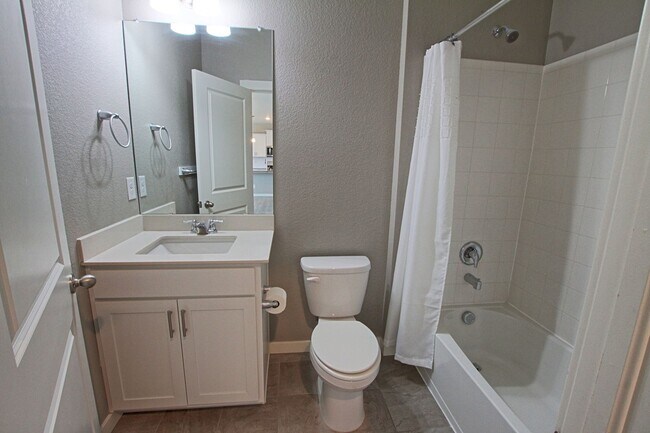 Building Photo - 6 bed 4 bath 3 car garage Crystal Valley Ranch house