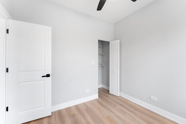 Building Photo - 1546 W Jonquil Terrace