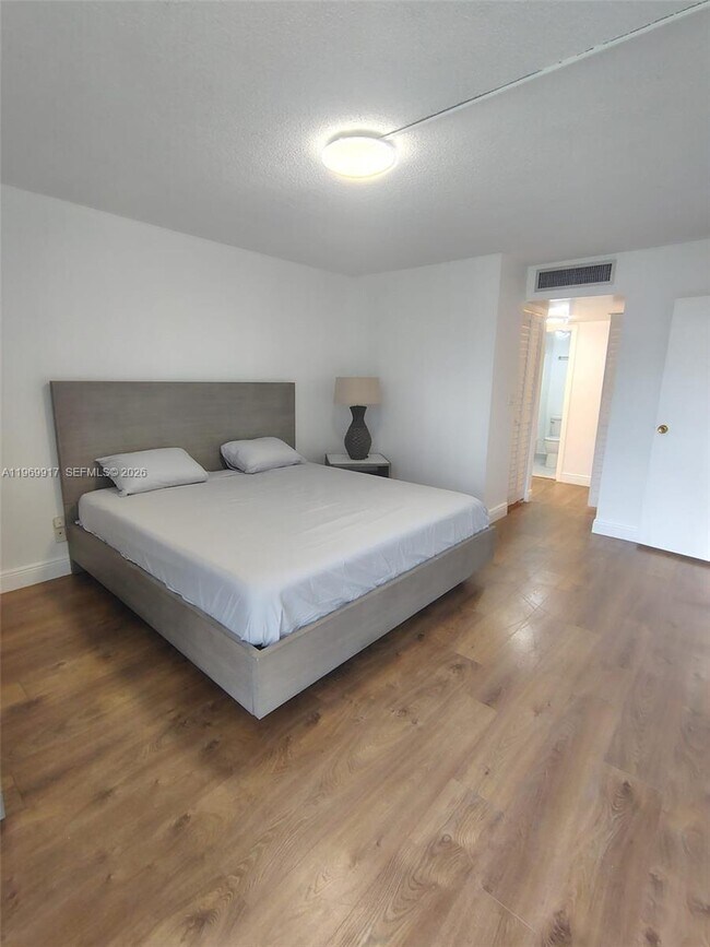 Building Photo - 20400 W Country Club Dr