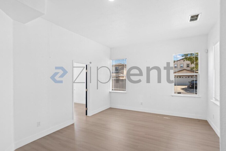 Building Photo - Unit