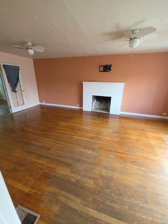 Building Photo - Central Lakeport 3-Bedroom Home