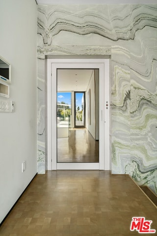 Building Photo - 809 N Rexford Dr