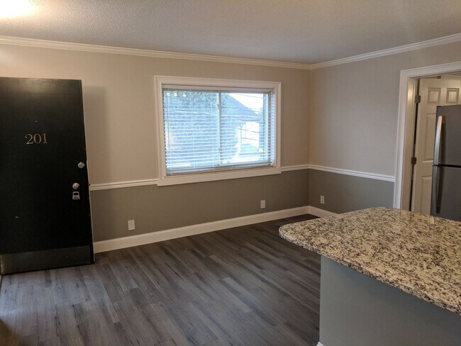 Building Photo - Gorgeous  1BR Condo Near UTK | Parking, On-site Laundry