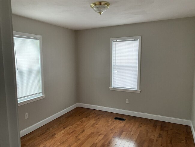 Building Photo - 15-17-17 Lorna Rd