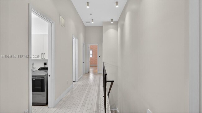 Building Photo - 622 Malaga Ave