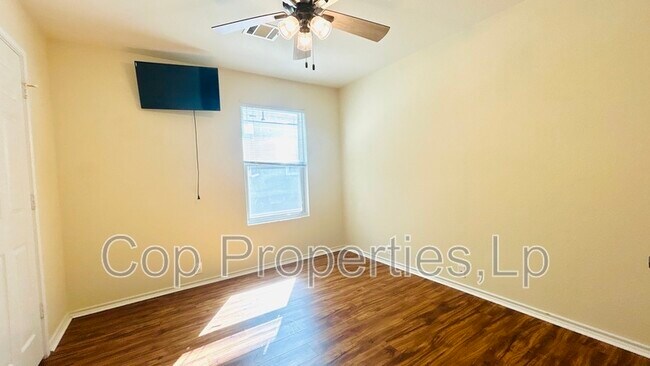 Building Photo - 5132 Columbia Dr