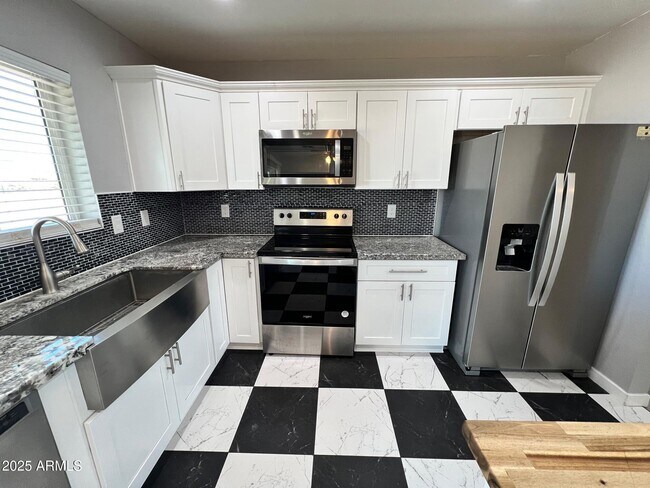 Building Photo - 4552 N Loring Rd