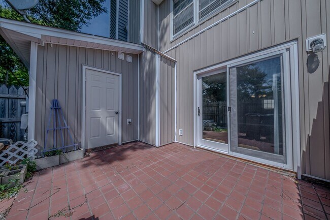 Building Photo - 907 Shelby Dr