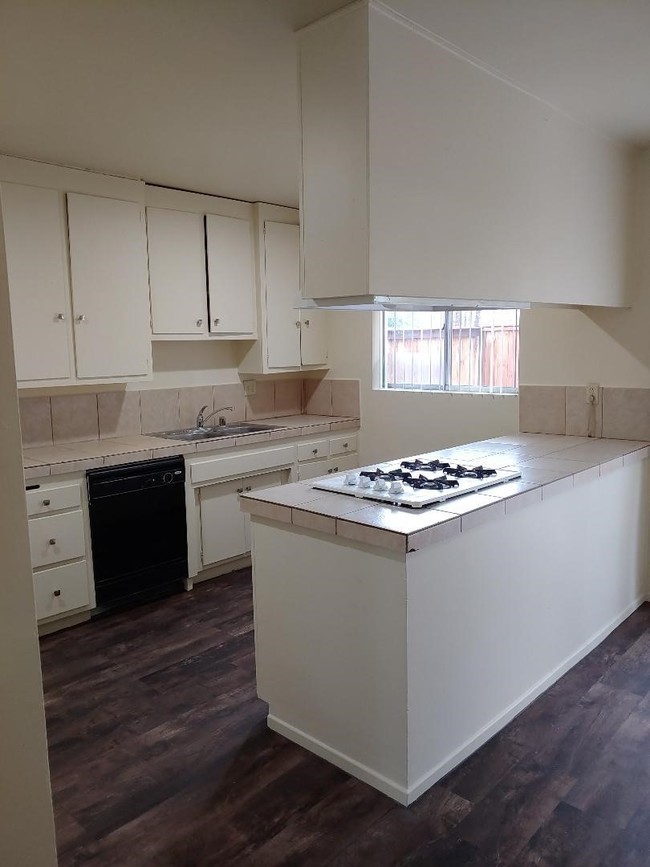 Building Photo - Las Montanas Apartments