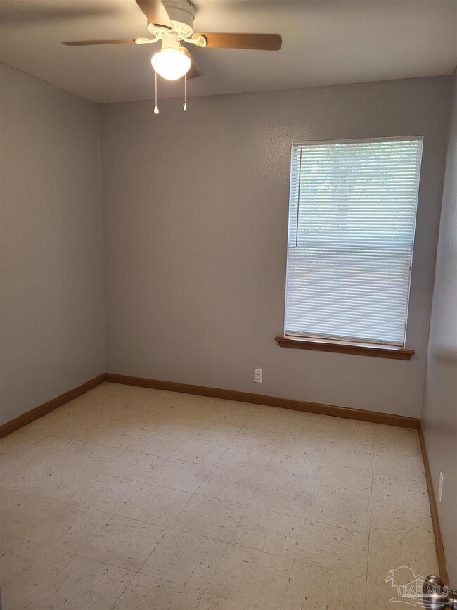 Building Photo - 457 S L St