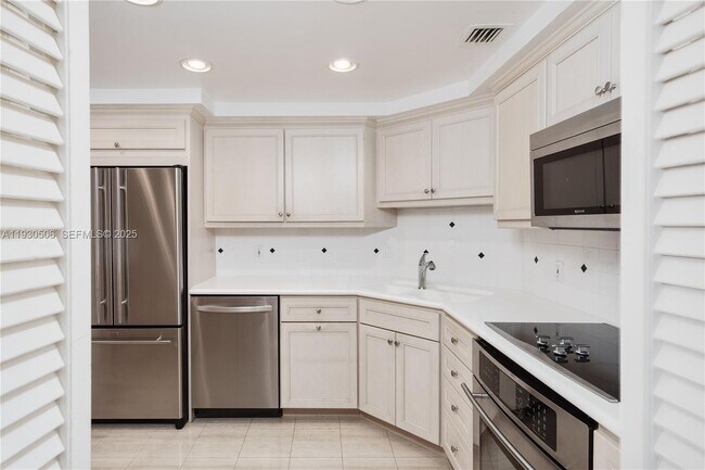 Building Photo - 2 Grove Isle Dr