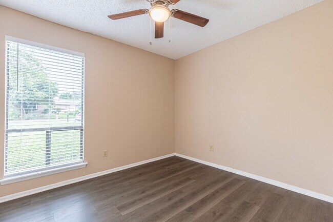 Building Photo - 5814 Pineway St