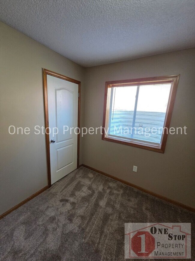 Building Photo - Beautiful 3-Bedroom 2.5 Bathroom in Independence