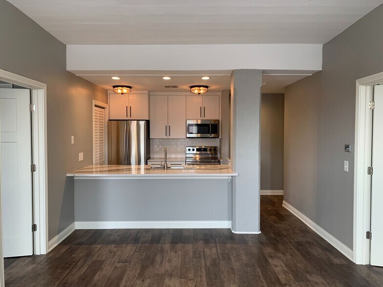 Building Photo - 112 W Washington Blvd