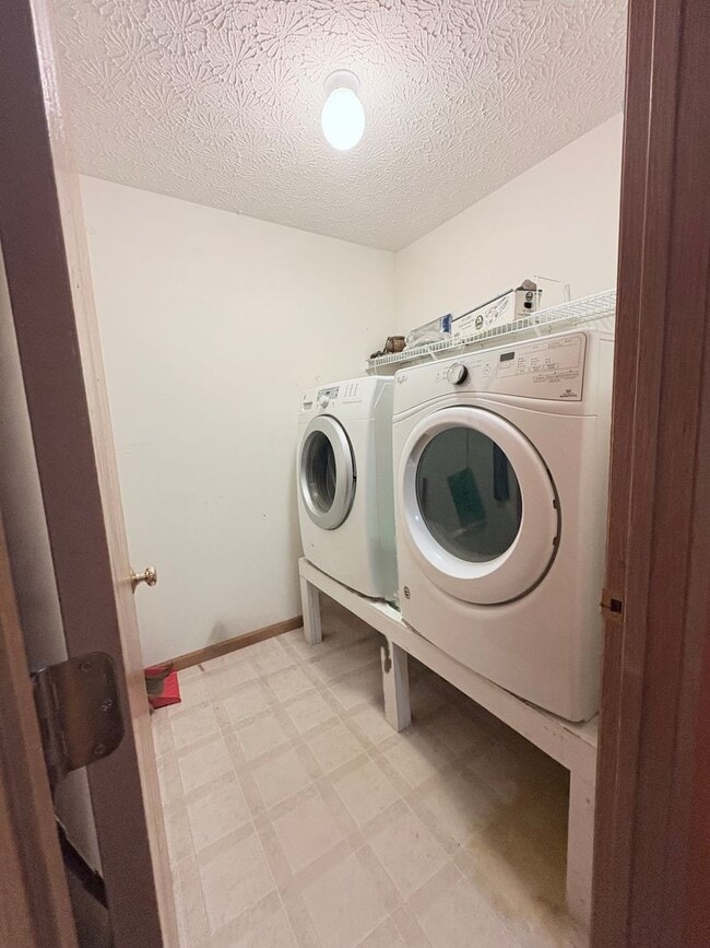 Building Photo - Furnished 4BR 2 BA Home w/ Covered Patio in Groveport!