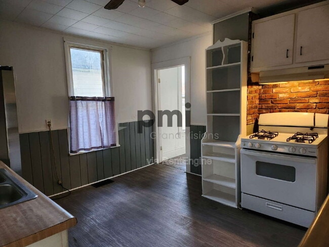 Building Photo - 461 E Garfield Ave