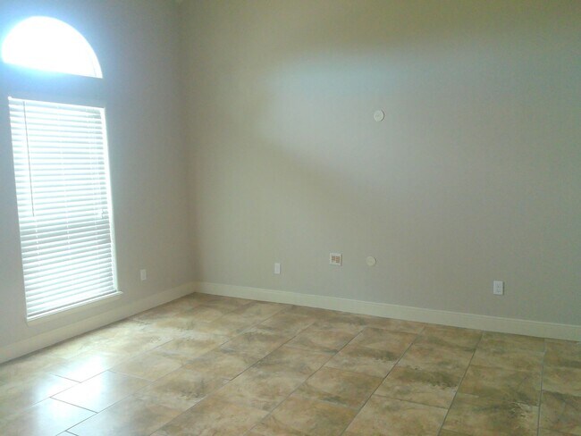 Building Photo - 4 Bedroom 3 Bath on the Island