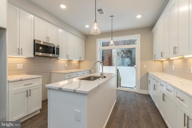 Building Photo - 137 W Huntingdon St