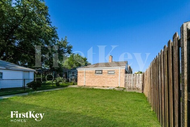 Building Photo - 9358 S Richmond Ave