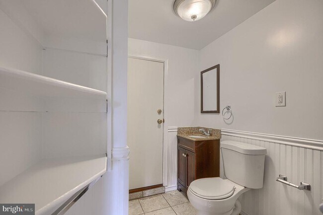 Building Photo - 136 Gittings St