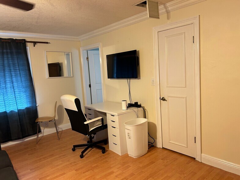 view of desk & smart TV - 630 NW 7th Ave