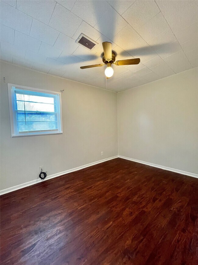 Building Photo - 1112 Southampton Dr