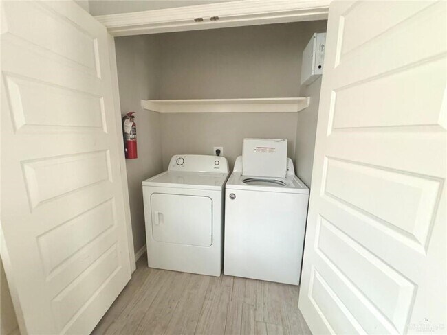 Building Photo - 13 Red Bud Dr