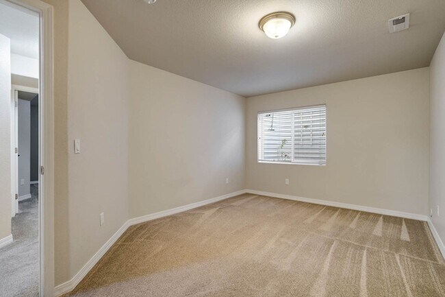 Building Photo - Main Level Living in Pine Creek...Views ar...