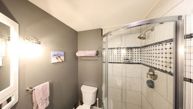 Building Photo - 3 Bed 3 Bath - Upgrades Throughout - Matur...