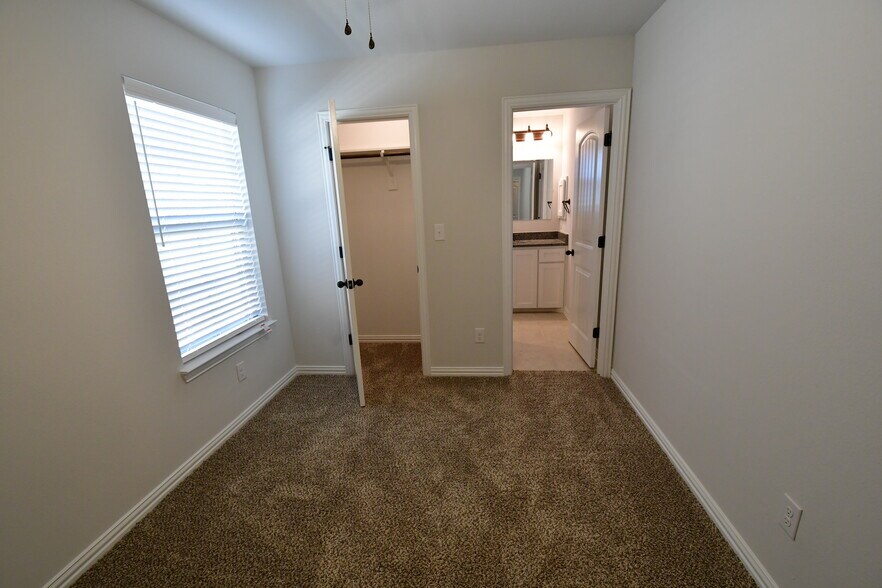 Building Photo - 213 W Forest Ave