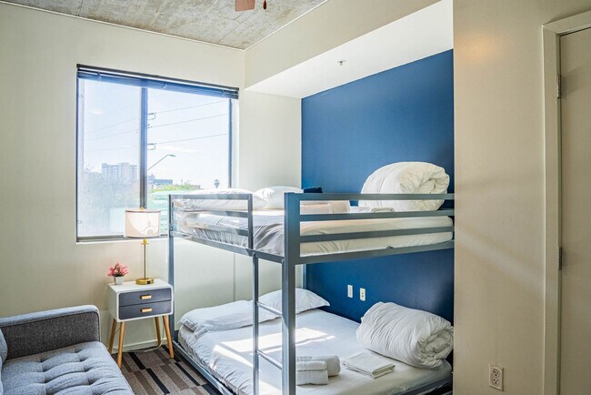 Building Photo - 333 E Roosevelt St