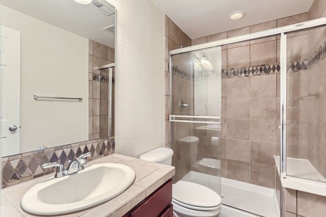 Building Photo - Beautifully maintained town-home in Centra...