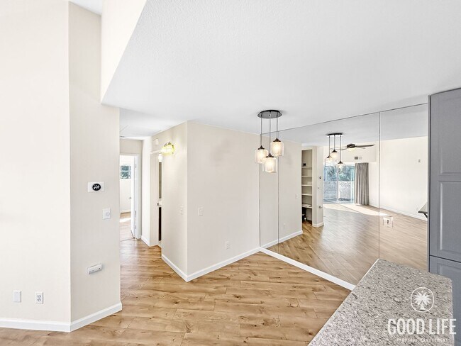 Building Photo - Stunning 2BD/2BA W/ Updated Kitchen and Re...