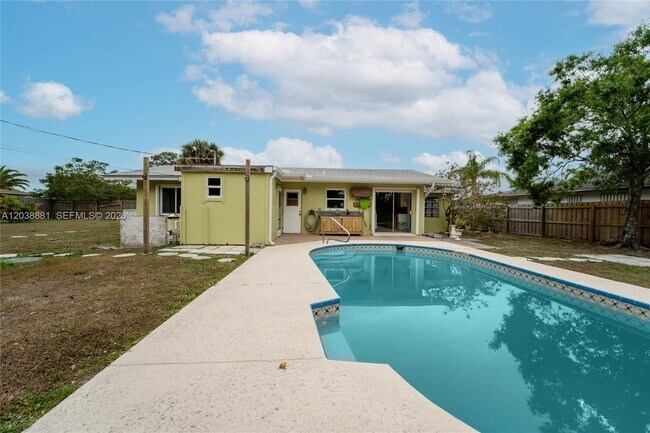 Building Photo - 607 Coconut Ave N