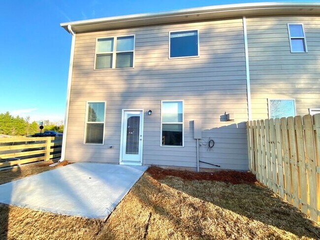 Building Photo - 538 Walton Dr