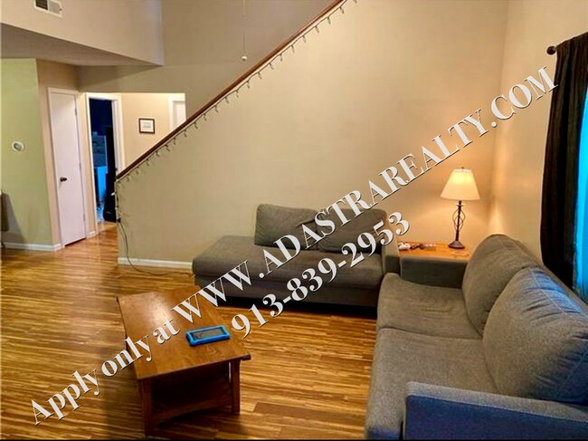 Building Photo - Beautiful 3 Bed 2 Bath Duplex in Lawrence-Available NOW!!