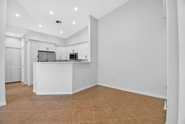 Building Photo - "Charming 2-Bed, 2-Bath Oasis in Riviera Beach – Your Perfect Retreat!"