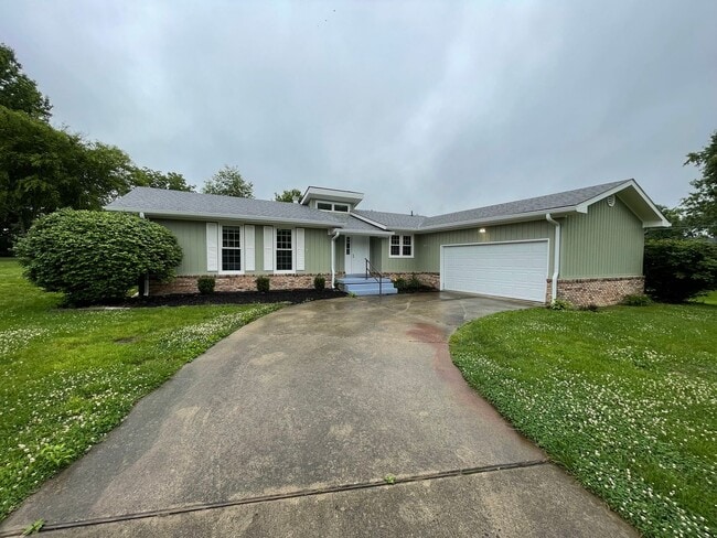 Building Photo - Beautiful Home Large Garage Highly Desired For Rent