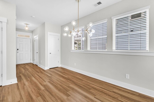 Building Photo - Must see 3 bedroom, 2.5 bath Home in Midto...