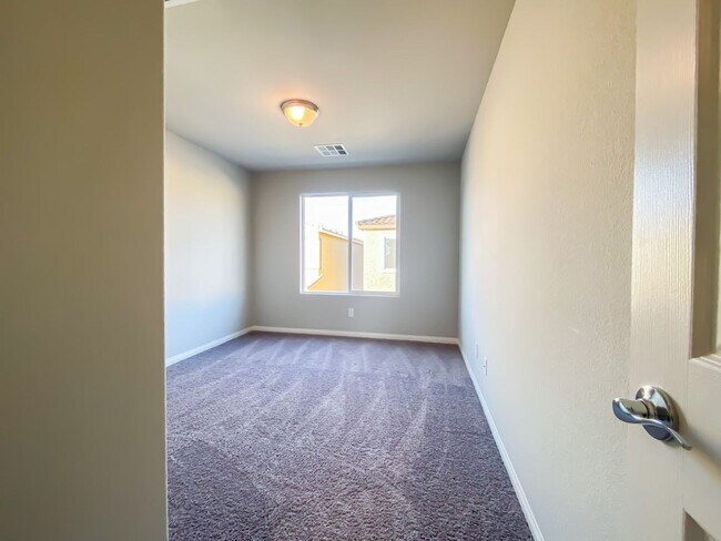 Building Photo - GATED 3 BED 2 BATH 2 CAR GARAGE SINGLE FAM...