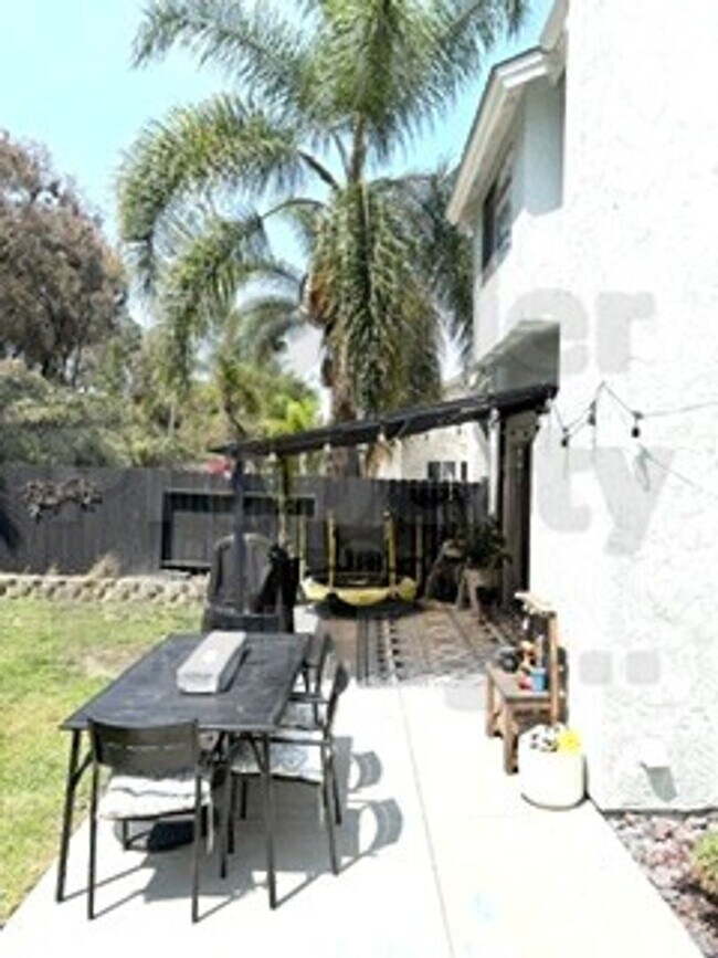 Building Photo - Beautiful 3 bed / 2.5 bath / 1,227 sqft House in Oceanside's Emerald Point