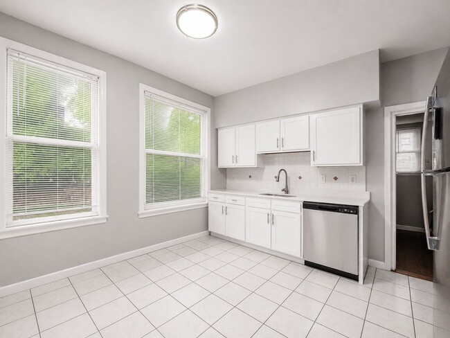 Building Photo - 227 E Northwood Ave