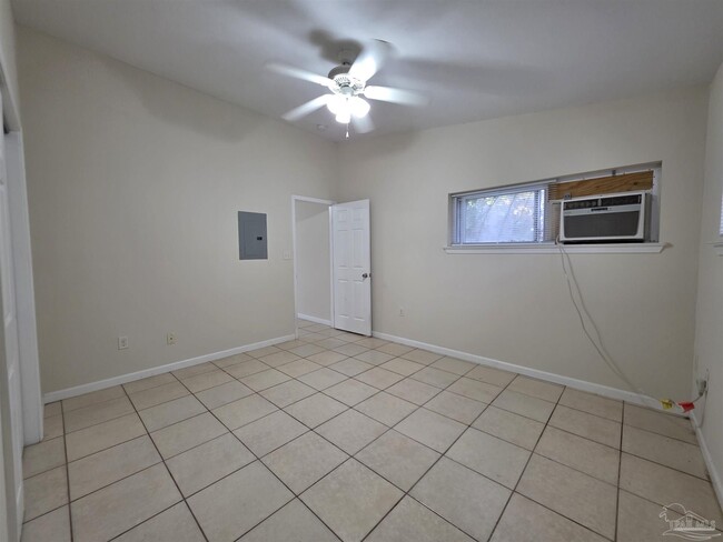 Building Photo - 604 N 70th Ave