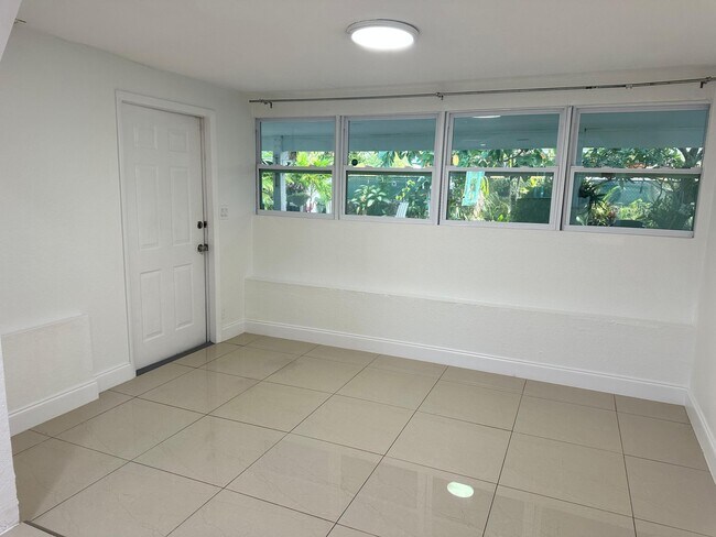 Building Photo - 104 NE 16th Ave